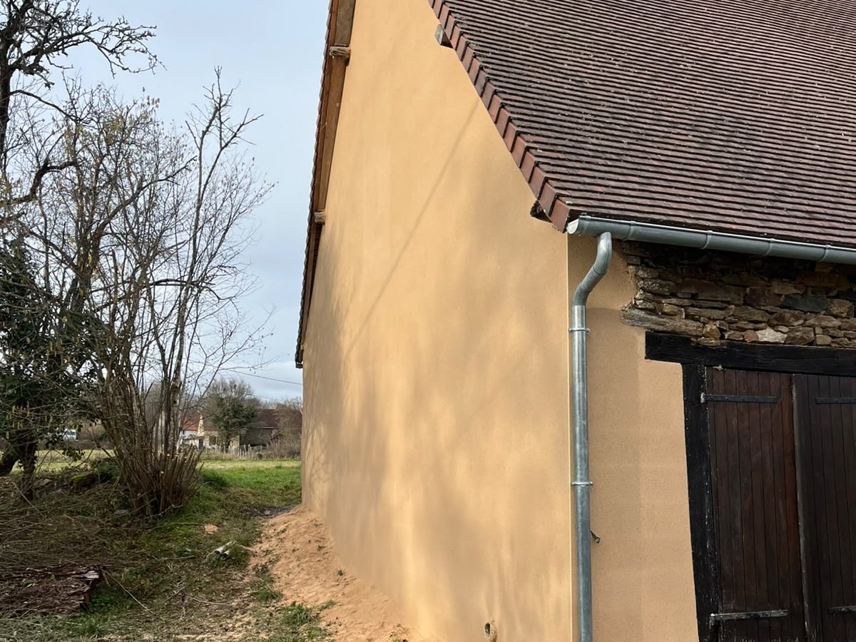 Enduit neuf sur un pignon